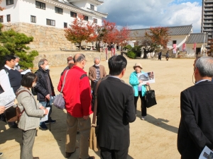 福山城で観光ボランティアガイドさんの説明を受ける