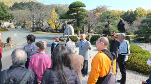 庭園についての説明を受ける