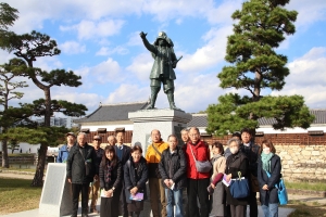 毛利公の前で一枚。ガイドさん撮影