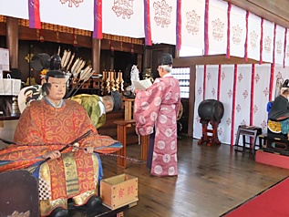 六孫王神社拝殿内, 1003.jpg