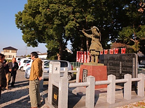 新田義貞公像の前で・生品神社, 1256.JPG