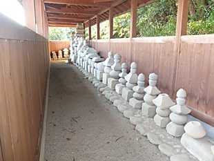 新田一族の供養塔・円福寺, 1258.JPG