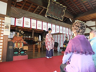 六孫王神社拝殿内, 1004.jpg